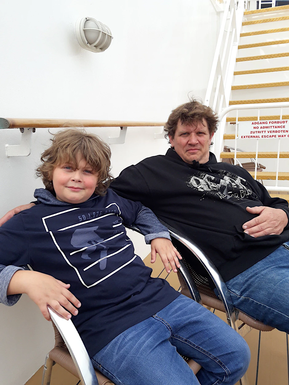Torsten F. mit seinem Sohn Elvis bei einer gemeinsamen Schifffahrt.