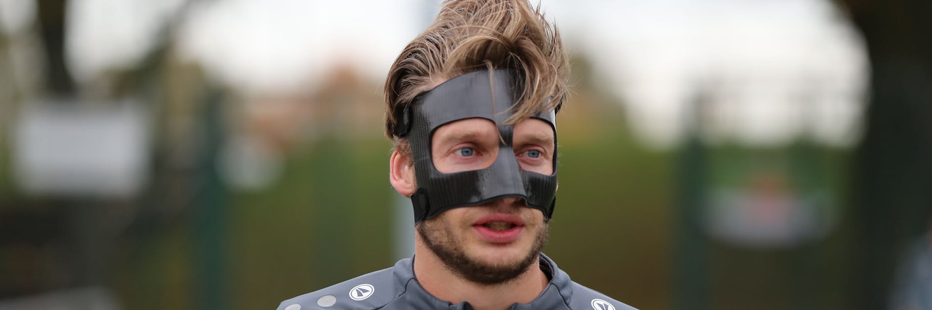 Dynamos Michael Blum mit Maske beim Training nach seinem Nasenbeinbruch.
