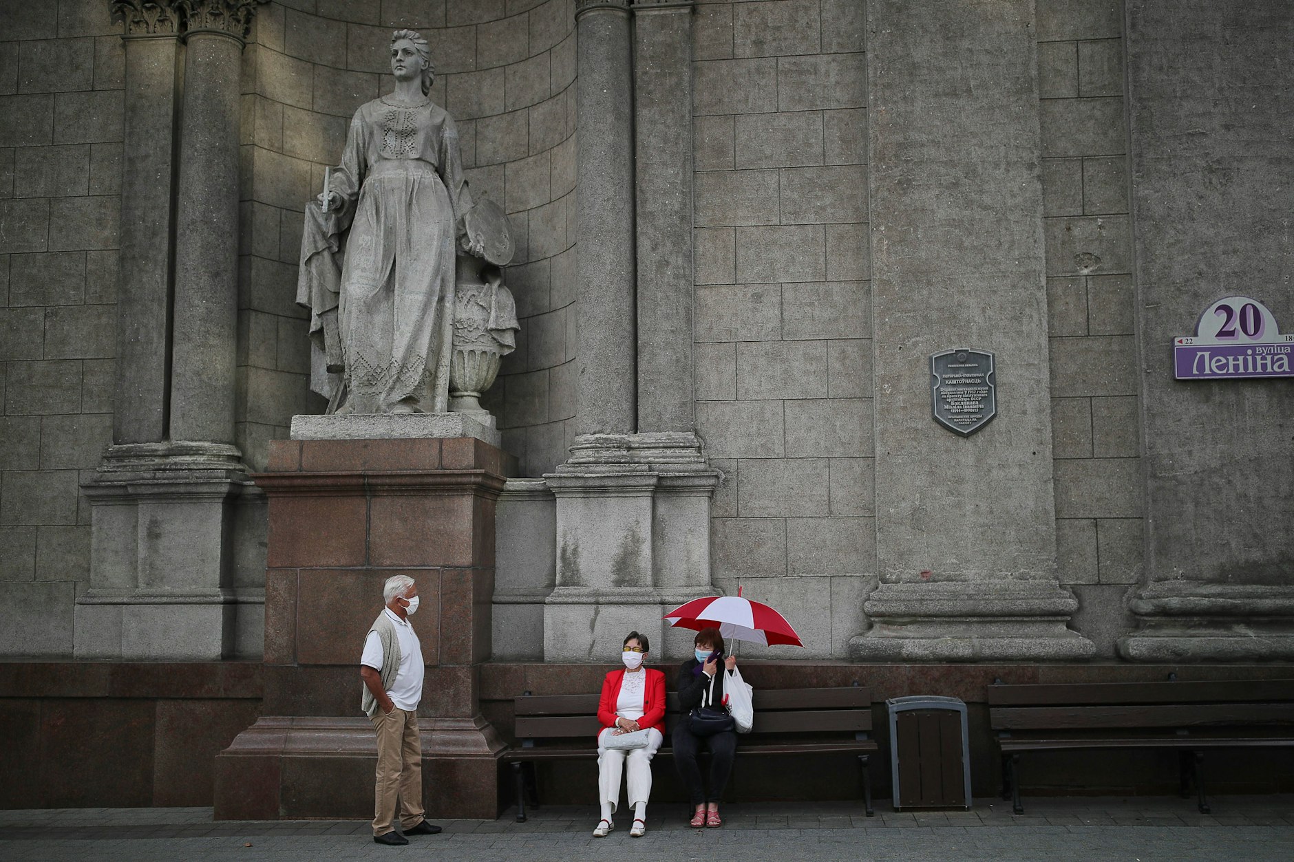 Passanten vor dem Nationalen Kunstmuseum in Minsk im vergangenen Jahr.
