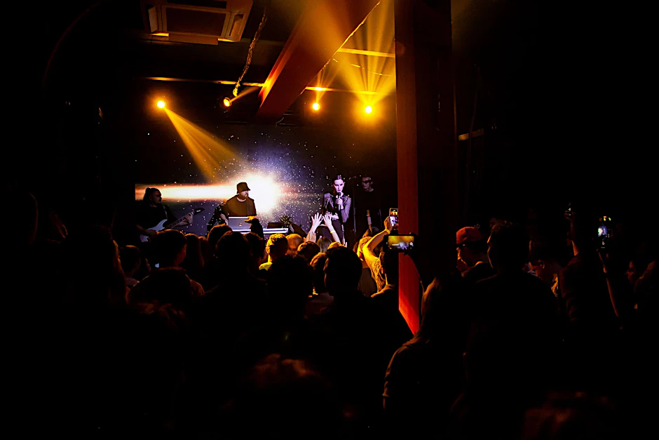 Live aus Kiew: Die ukrainische Electrofolk-Gruppe Go_A und ihre verehrenden Fans im Club Portum.