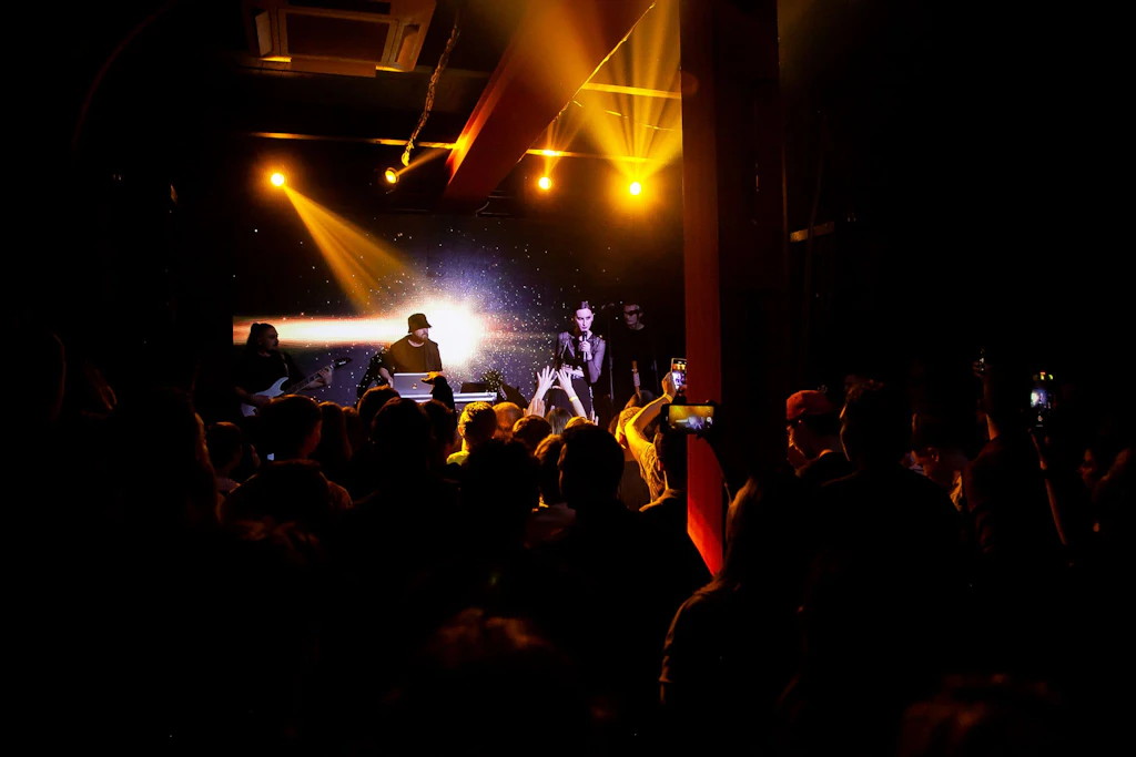 Endlich wieder Livemusik: Ukrainischer Pop im Hinterhofkeller