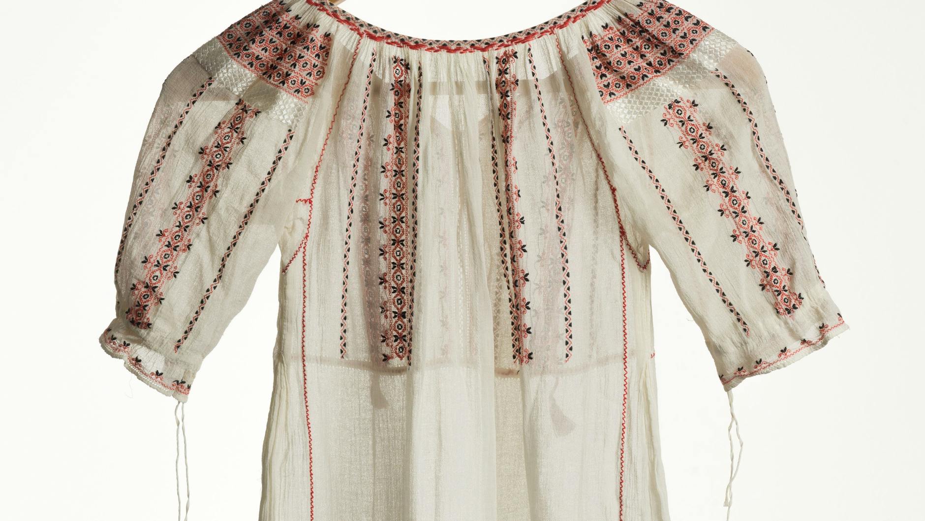 Bislang wurde diese Mädchen-Trachtenbluse der Familie Hahn noch nie gezeigt.