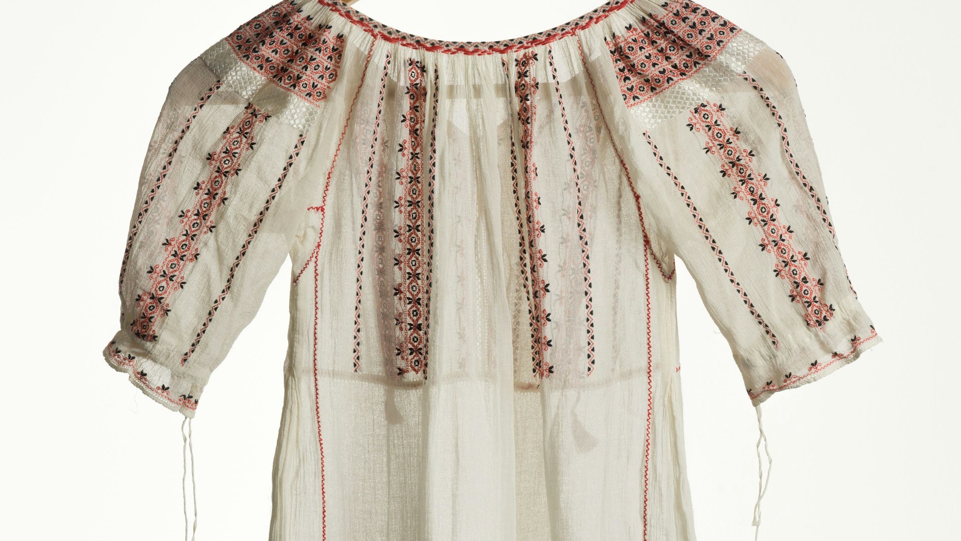 Bislang wurde diese Mädchen-Trachtenbluse der Familie Hahn noch nie gezeigt.