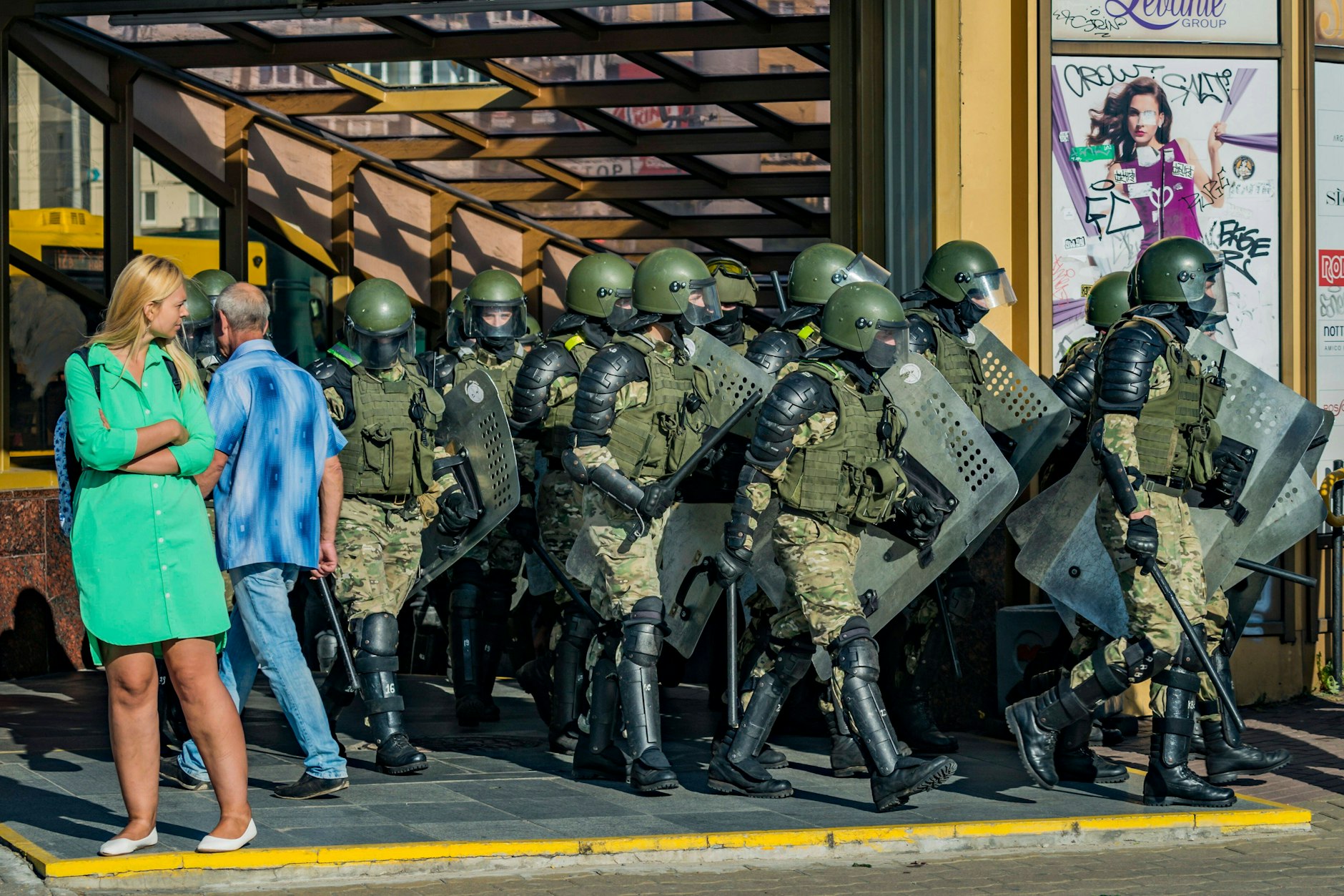 Minsk im Sommer 2020: Bereitschaftspolizei vor einem Eingang der U-Bahn.