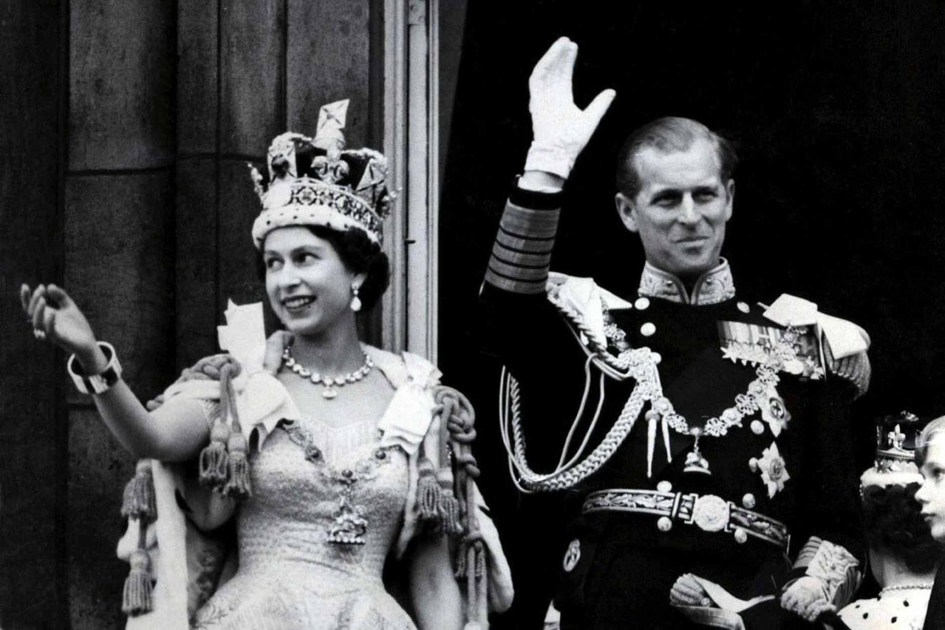 Elizabeth II. von Großbritannien und ihr Mann Prinz Philip winken nach der Krönungszeremonie 1953.&nbsp;