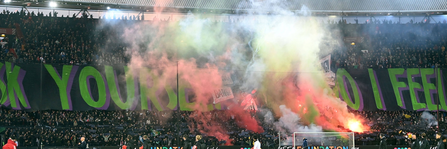 Die Anhänger von Rotterdam sind keine Kinder von Traurigkeit. Hier zelebrieren sie den Beginn des Spiels zwischen Feyenoord und dem 1. FC Union.