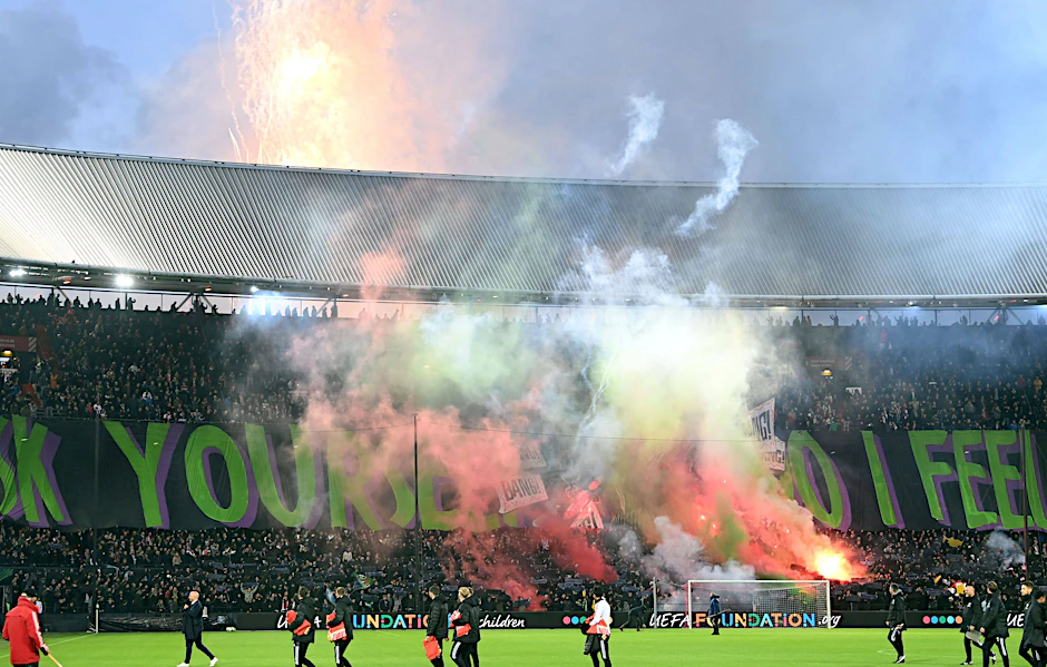 Die Anhänger von Rotterdam sind keine Kinder von Traurigkeit. Hier zelebrieren sie den Beginn des Spiels zwischen Feyenoord und dem 1. FC Union.