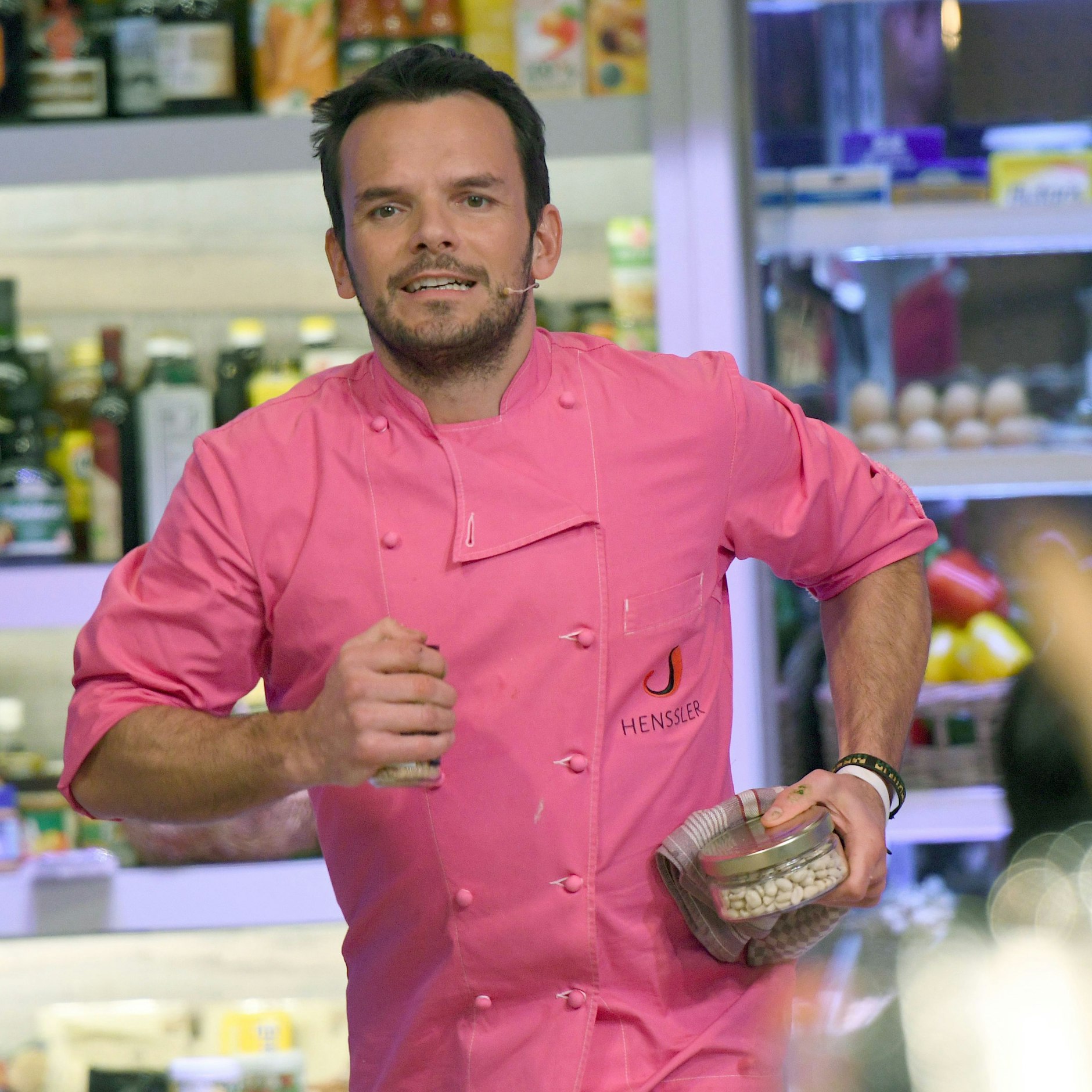 Steckt TV-Koch Steffen Henssler im Stinktier-.Kostüm bei „The Masked Singer“?