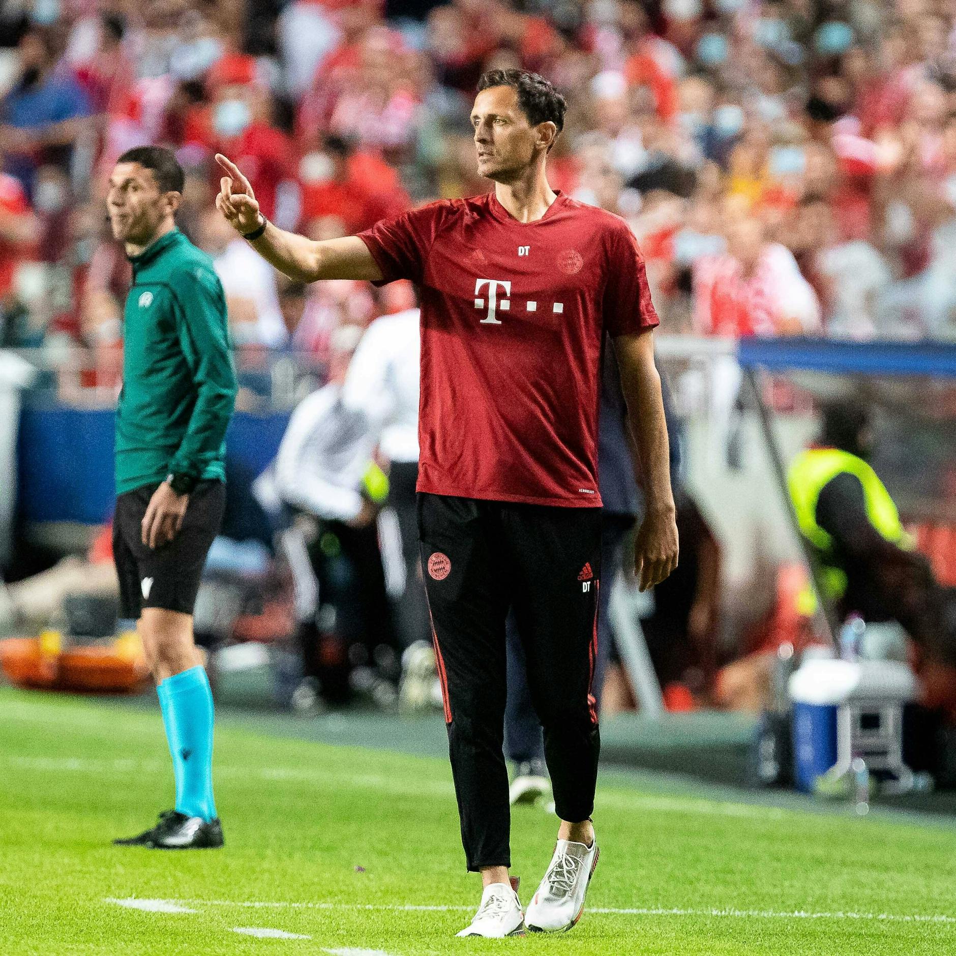 Co-Trainer Dino Topmöller steht Sonnabend beim Spiel gegen Hoffenheim an der Seitenlinie.