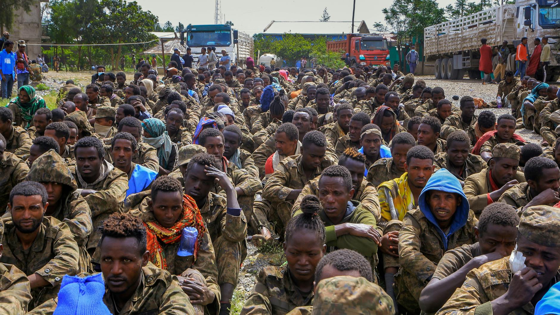 Mekele: Gefangene äthiopische Regierungssoldaten und verbündete Milizangehörige sitzen in Reihen, nachdem sie von den Tigray-Streitkräften in offenen Lastwagen zu einer Haftanstalt gebracht wurden. Luftangriffe des äthiopische Militärs zwangen am Freitag einen humanitären Flug der Vereinten Nationen dazu, seine Landung in Mekele abzubrechen. 