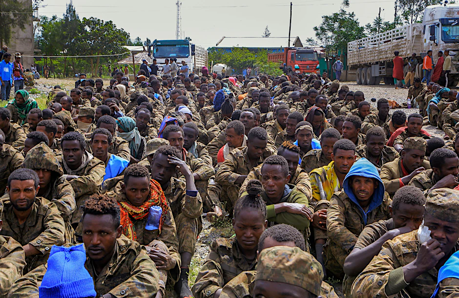 Mekele: Gefangene äthiopische Regierungssoldaten und verbündete Milizangehörige sitzen in Reihen, nachdem sie von den Tigray-Streitkräften in offenen Lastwagen zu einer Haftanstalt gebracht wurden. Luftangriffe des äthiopische Militärs zwangen am Freitag einen humanitären Flug der Vereinten Nationen dazu, seine Landung in Mekele abzubrechen.&nbsp;