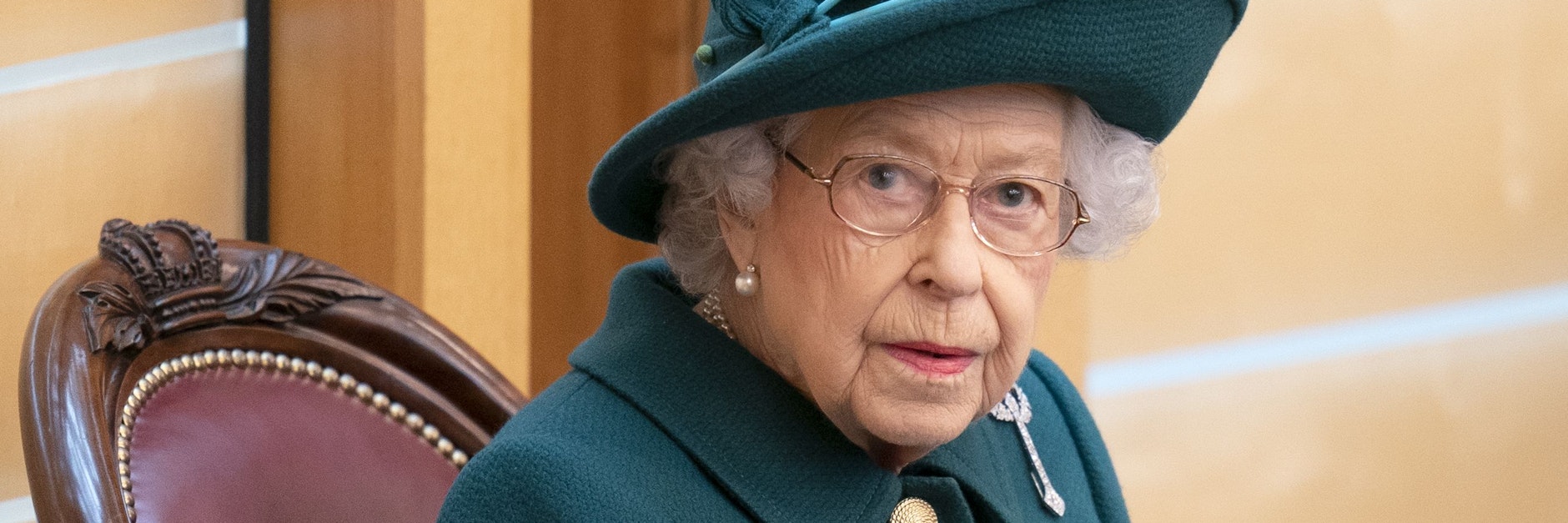 Königin Elizabeth II. sitzt im Plenarsaal des schottischen Parlaments in Edinburgh.