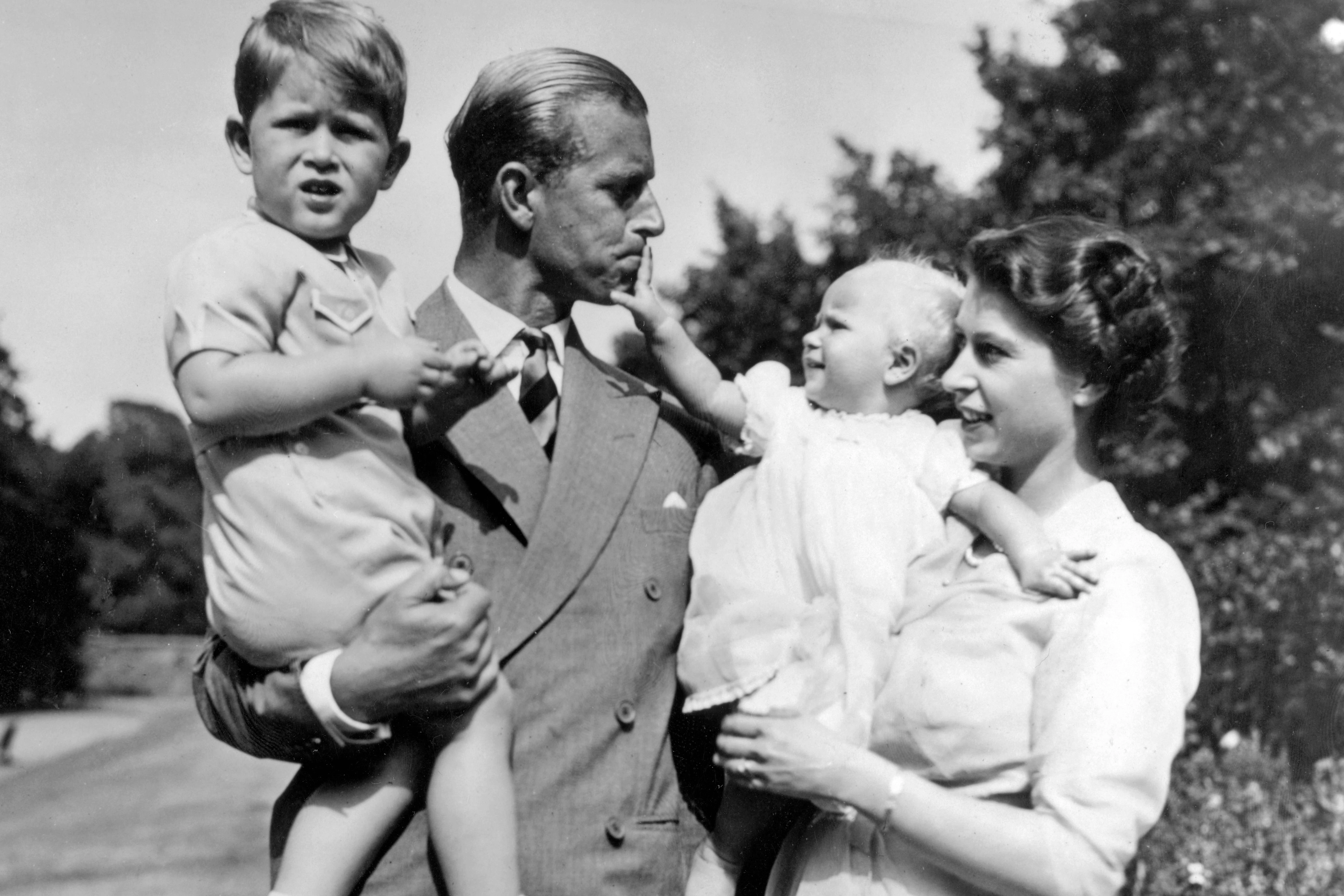 Elizabeth und Philip im Jahr 1952 mit Sohn Charles und Tochter Anne.
