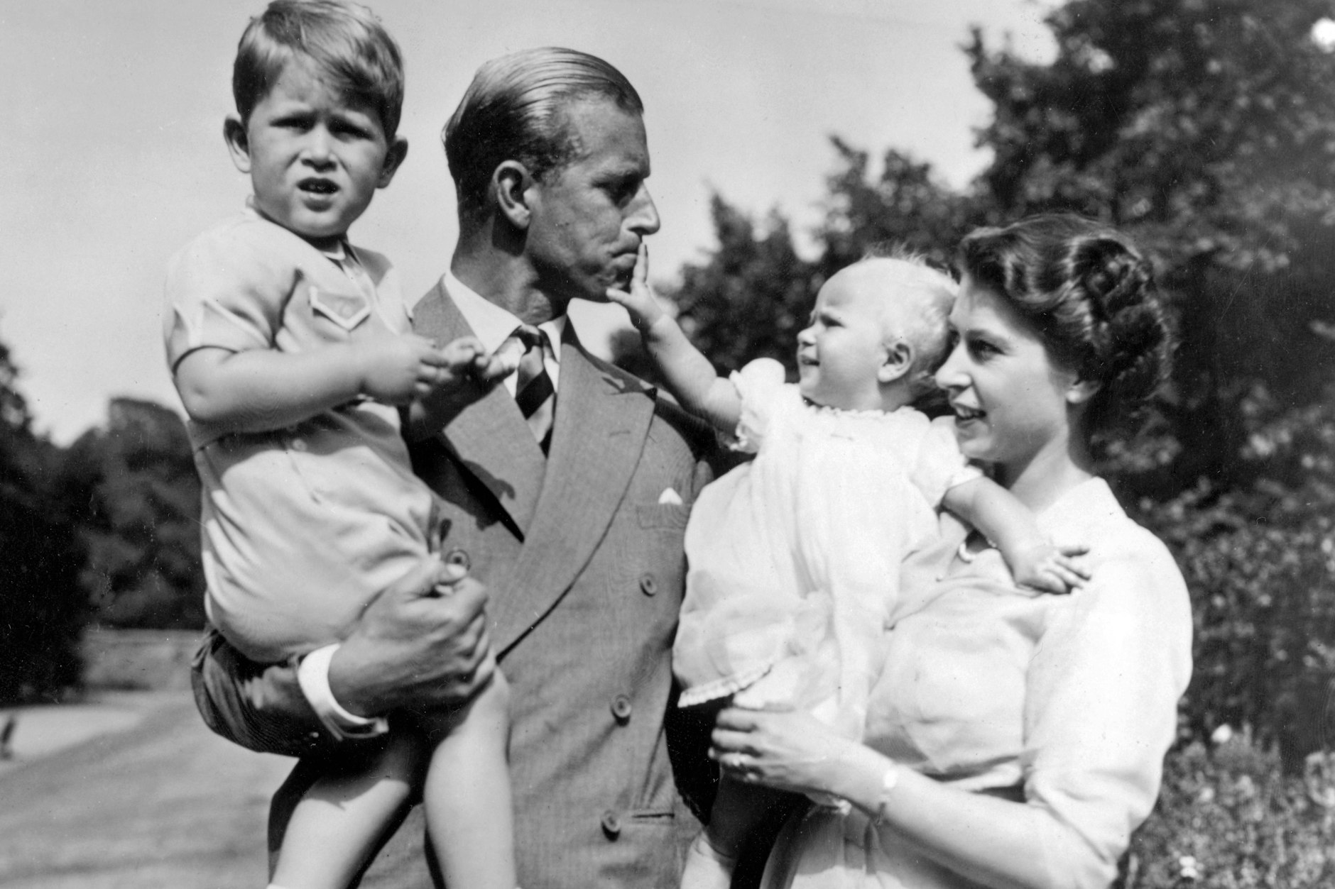 Elizabeth und Philip im Jahr 1952 mit Sohn Charles und Tochter Anne.