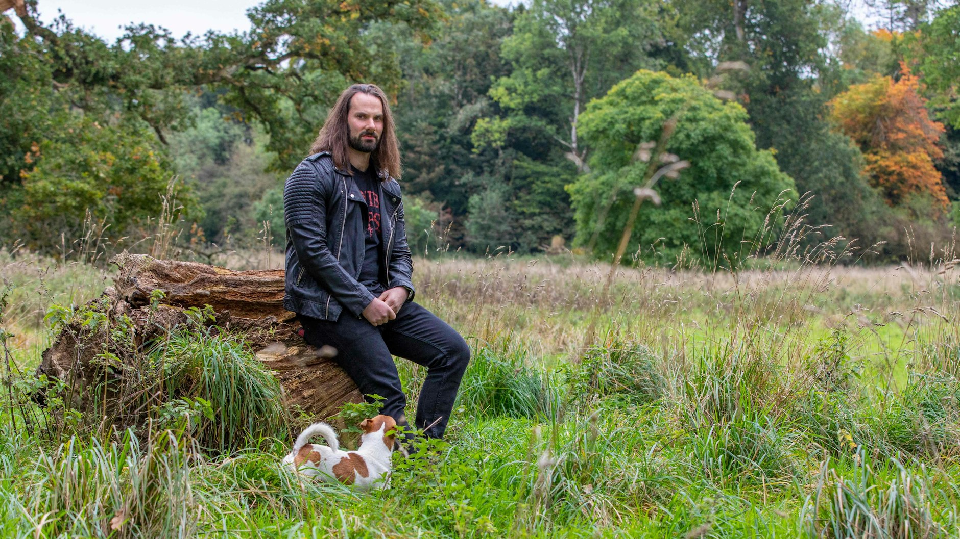 Randal Plunkett mit seinem Jack Russel Terrier Beavis.