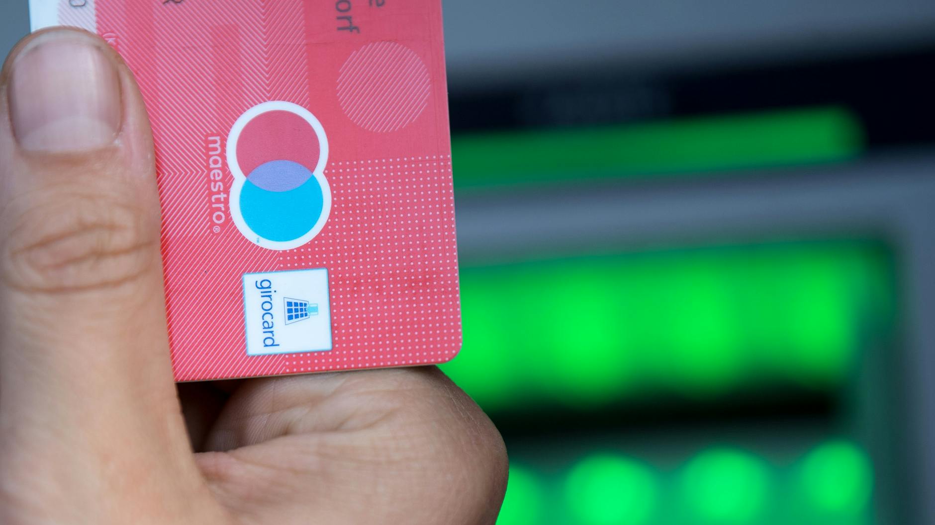 Ab Juli 2023 dürfen nach Entscheidung des US-Kartenriesen Mastercard keine Maestro-fähigen Girokarten mehr ausgegeben werden (Symbolbild).