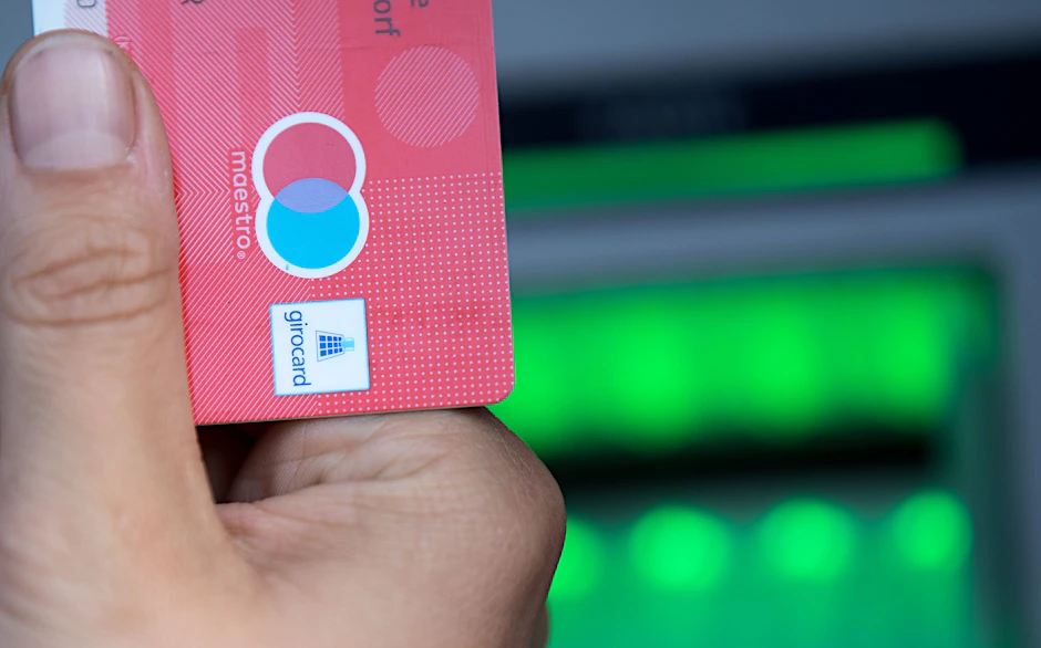 Ab Juli 2023 dürfen nach Entscheidung des US-Kartenriesen Mastercard keine Maestro-fähigen Girokarten mehr ausgegeben werden (Symbolbild).