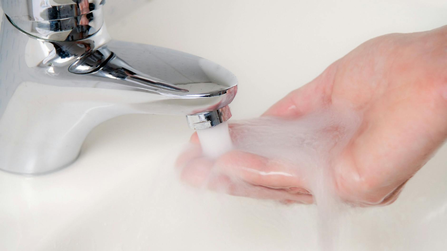 Leitungswasser wird aus guten Gründen gern getrunken. Nach dem Urlaub sollte man es aber erst einmal laufen lassen.