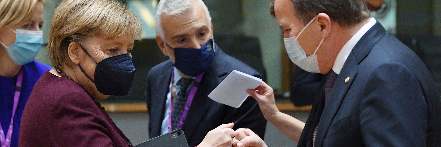 Kanzlerin Angela Merkel begrüßt Stefan Lofven, Ministerpräsident von Schweden, auf dem EU-Gipfel.