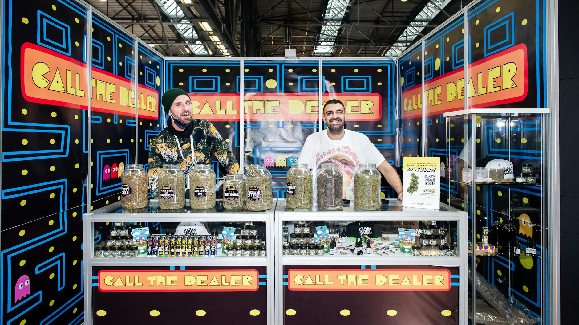 Hier stehen die Dealer am Messe-Stand. Legale Cannabis-Hersteller präsentieren auf der „Mary Jane“ ihre Waren.