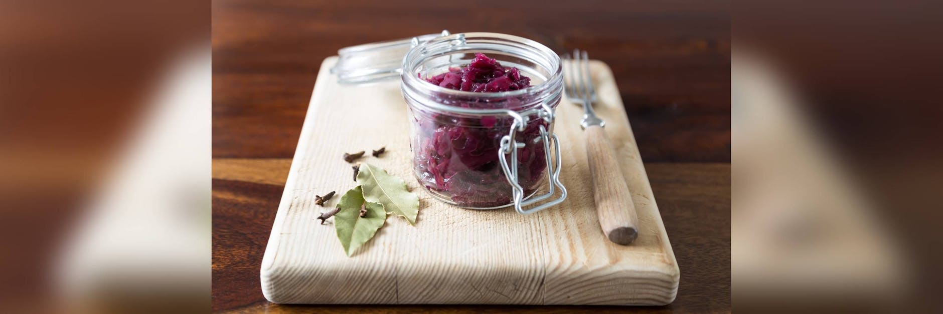 Rotkohl ist eine der beliebtesten Beilagen für Winter- und Weihnachtsgerichte. Doch andernorts wird es auch Rotkraut oder Blaukraut genannt.