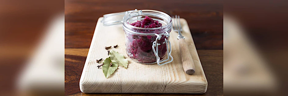 Rotkohl ist eine der beliebtesten Beilagen für Winter- und Weihnachtsgerichte. Doch andernorts wird es auch Rotkraut oder Blaukraut genannt.