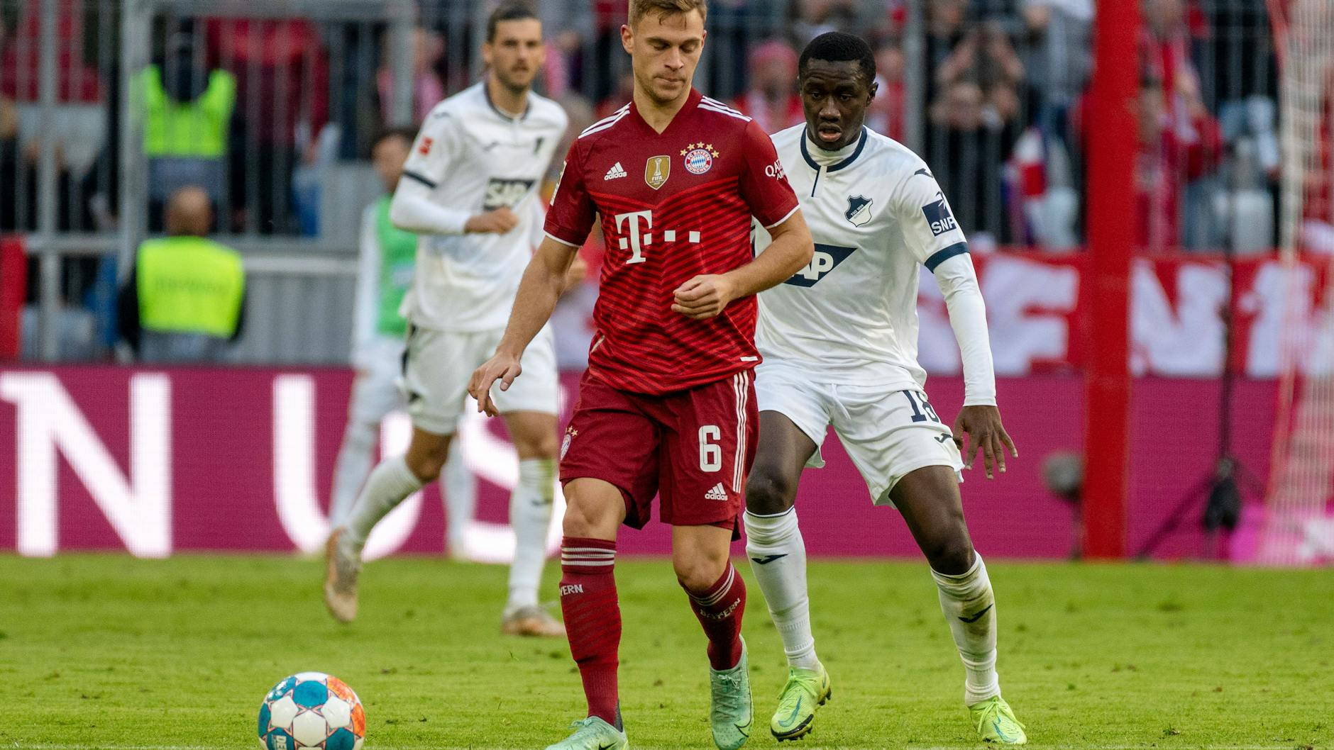 Joshua Kimmich vom FC Bayern steht am Samstag im Spiel gegen Hoffenheim auf dem Platz. Gegen Corona geimpft ist der Fußball-Star nach eigener Aussage nicht.