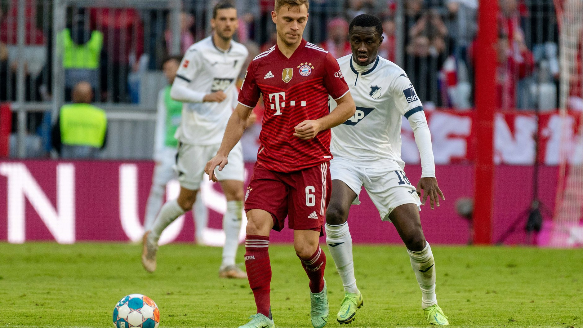 Joshua Kimmich vom FC Bayern steht am Samstag im Spiel gegen Hoffenheim auf dem Platz. Gegen Corona geimpft ist der Fußball-Star nach eigener Aussage nicht.