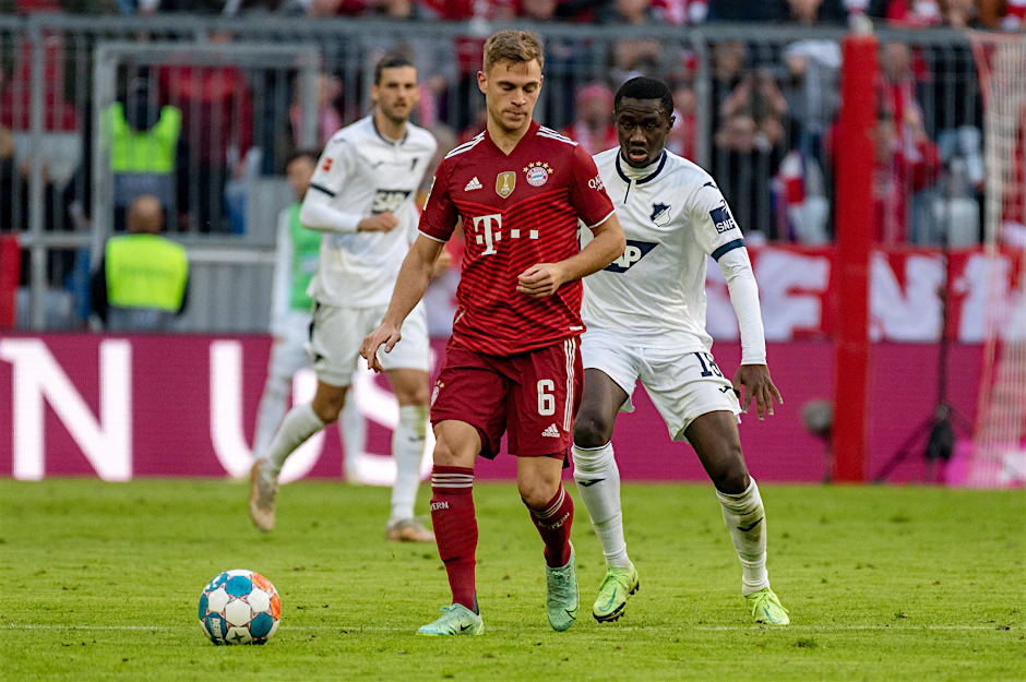 Joshua Kimmich vom FC Bayern steht am Samstag im Spiel gegen Hoffenheim auf dem Platz. Gegen Corona geimpft ist der Fußball-Star nach eigener Aussage nicht.