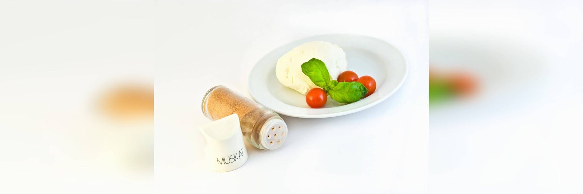 Sowohl Muskatnuss als auch Tomate und Basilikum gehören zu den berauschenden Lebensmitteln. Mozzarella hingegen nicht ...