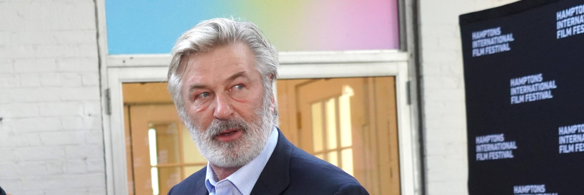 Schauspieler Alec Baldwin hat versehentlich beim Dreh eine Frau erschossen.