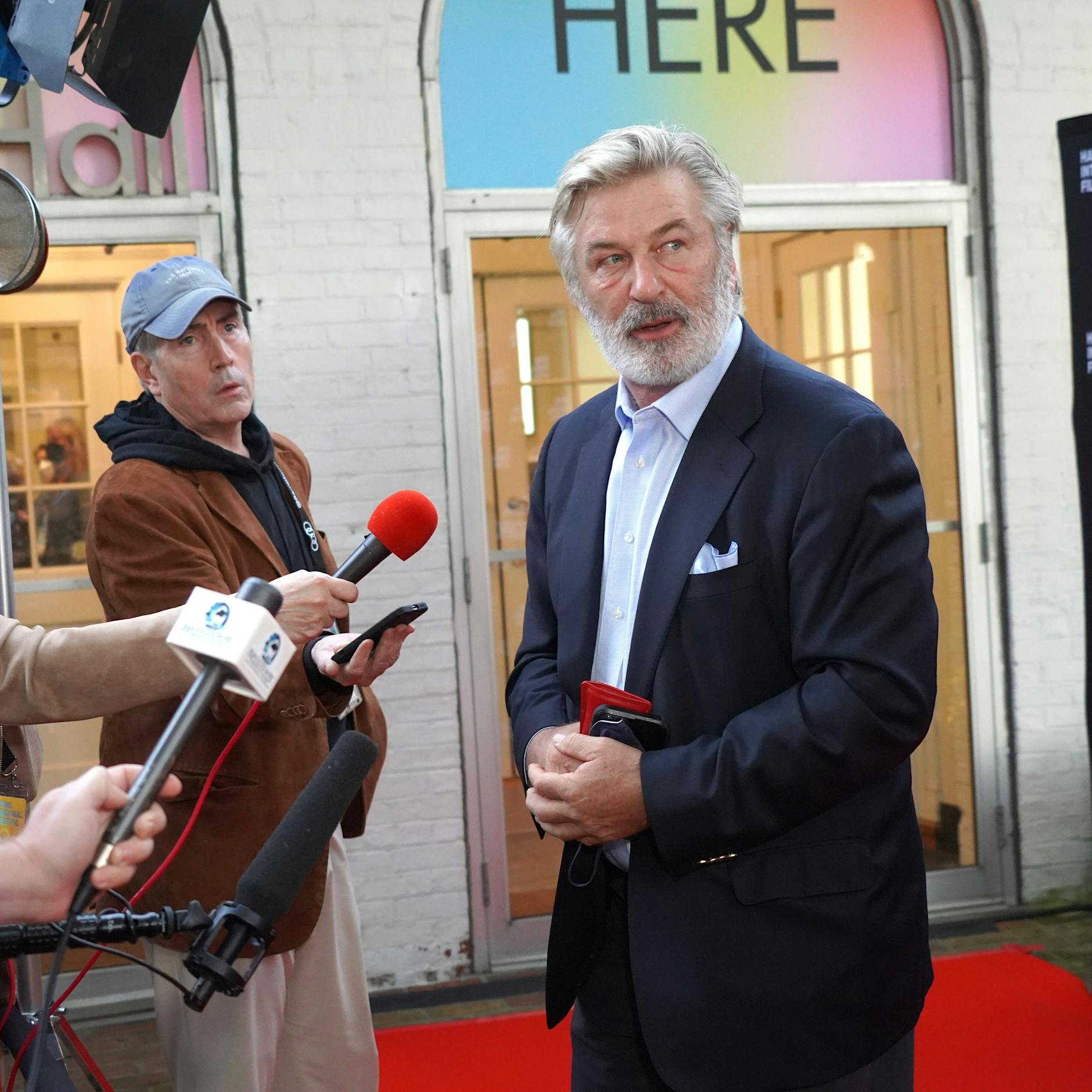 Tödlicher Schuss aus Film-Pistole! Halya Hutchins Ehemann hat mit Alec Baldwin gesprochen