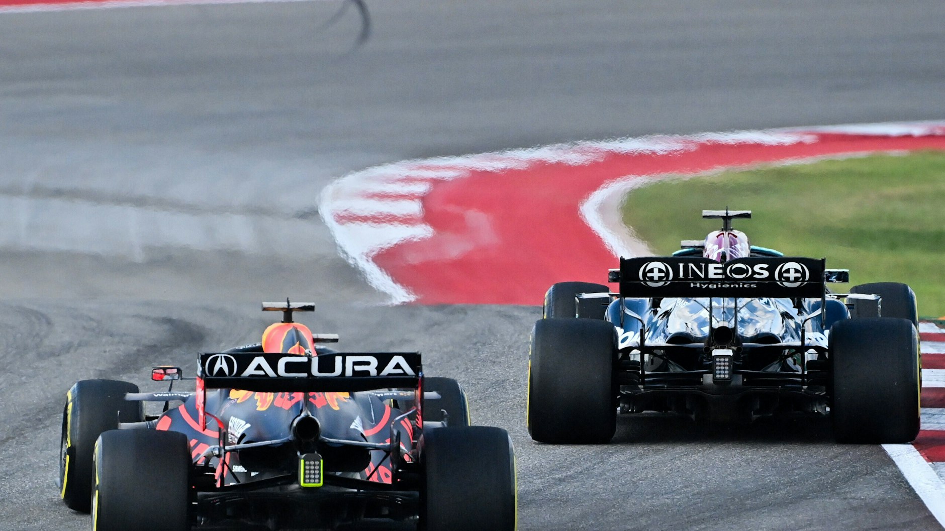 Duellieren sich nun bereits im Training: Max Verstappen und Mercedes-Pilot Lewis Hamilton (r.).&nbsp;