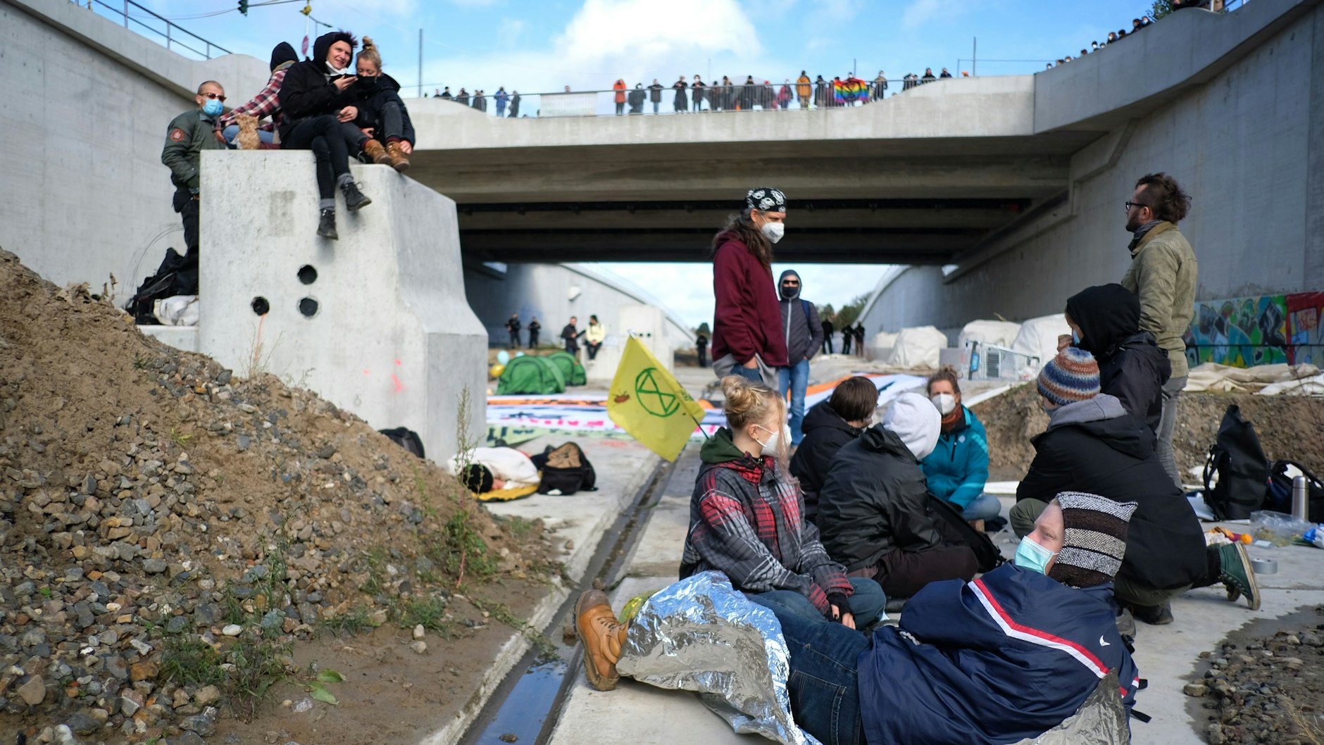Klima-Aktivisten unterschiedlicher Bündnisse besetzten am Sonnabend eine Baustelle der Autobahn A100.