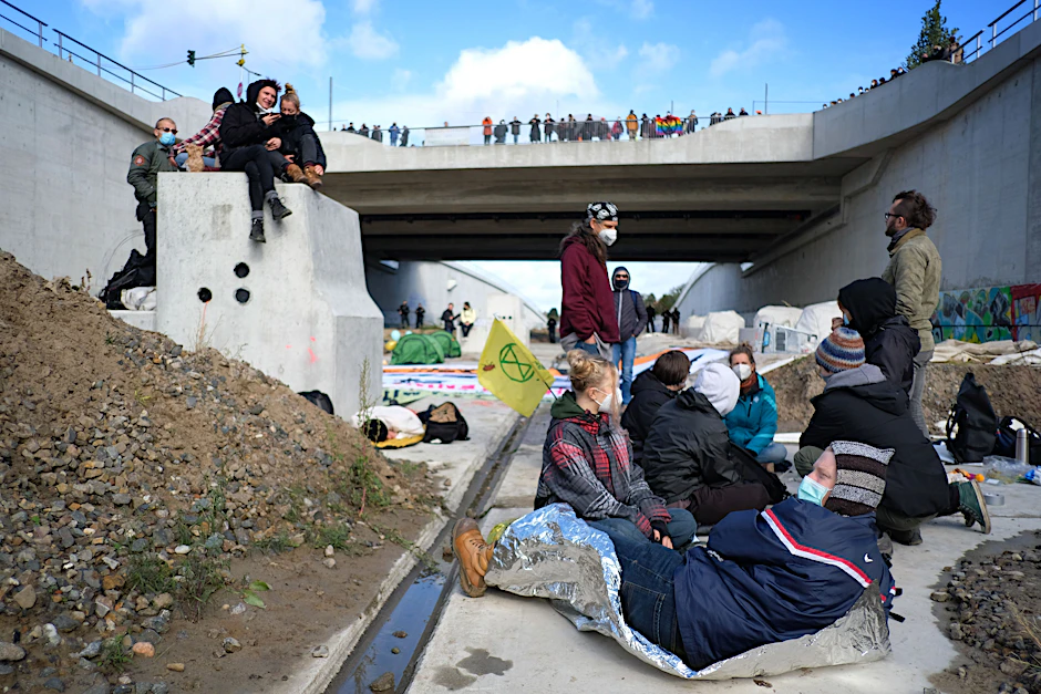 Klima-Aktivisten unterschiedlicher Bündnisse besetzten am Sonnabend eine Baustelle der Autobahn A100.