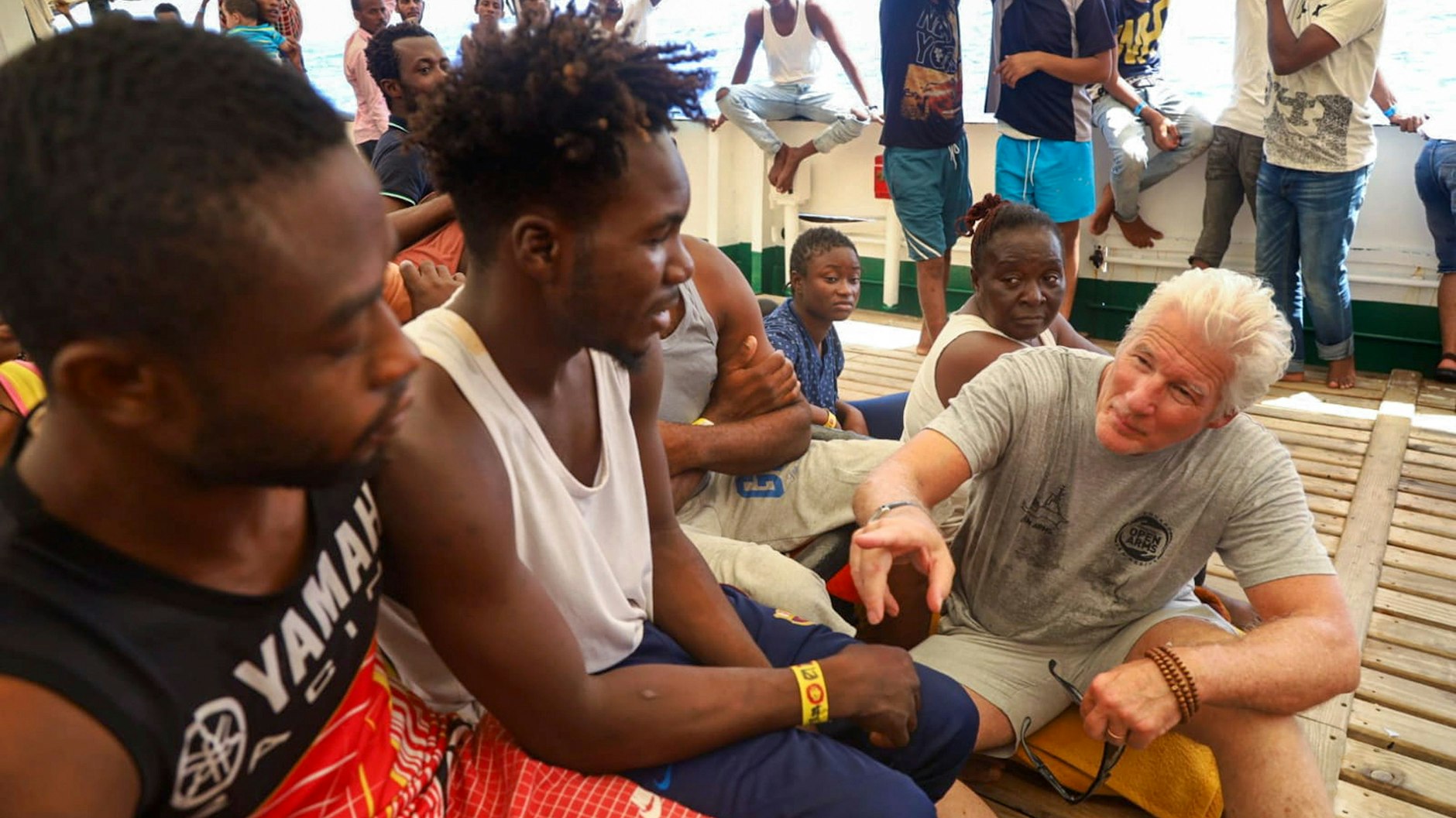 Richard Gere hatte das blockierte Rettungsschiff „Open Arms“ im August 2019 besucht und sagt jetzt im Prozess aus.