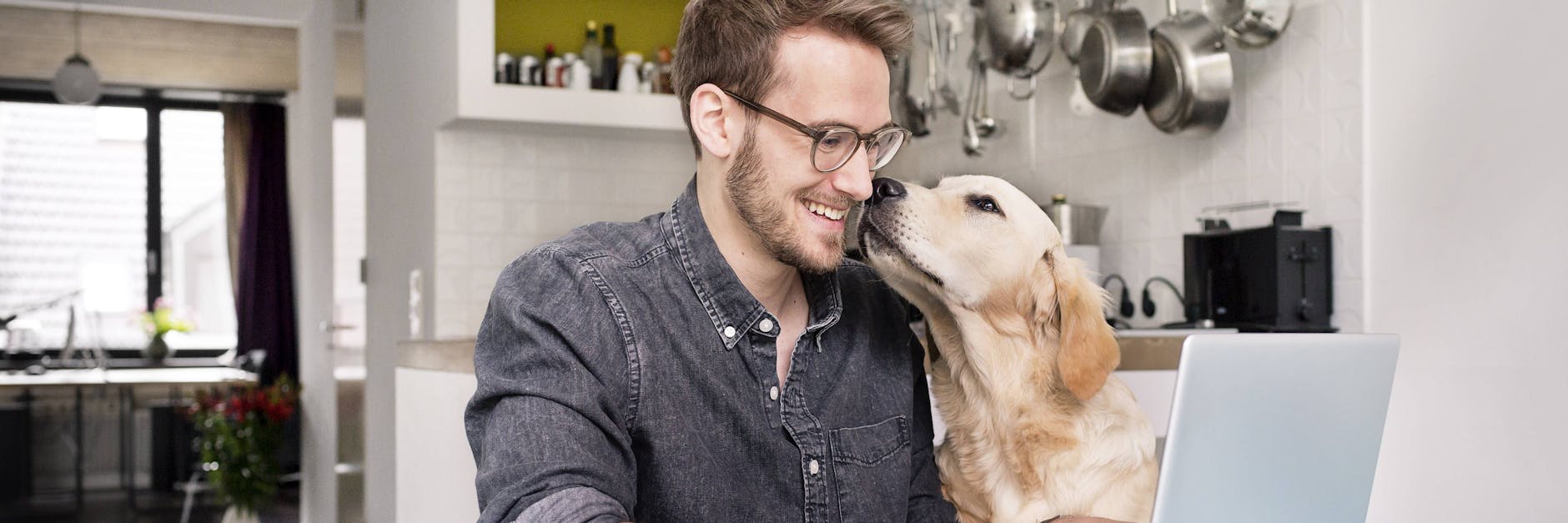 Männer, die mit Hunde posieren: Dahinter steckt eine mehr oder minder subtile Botschaft.