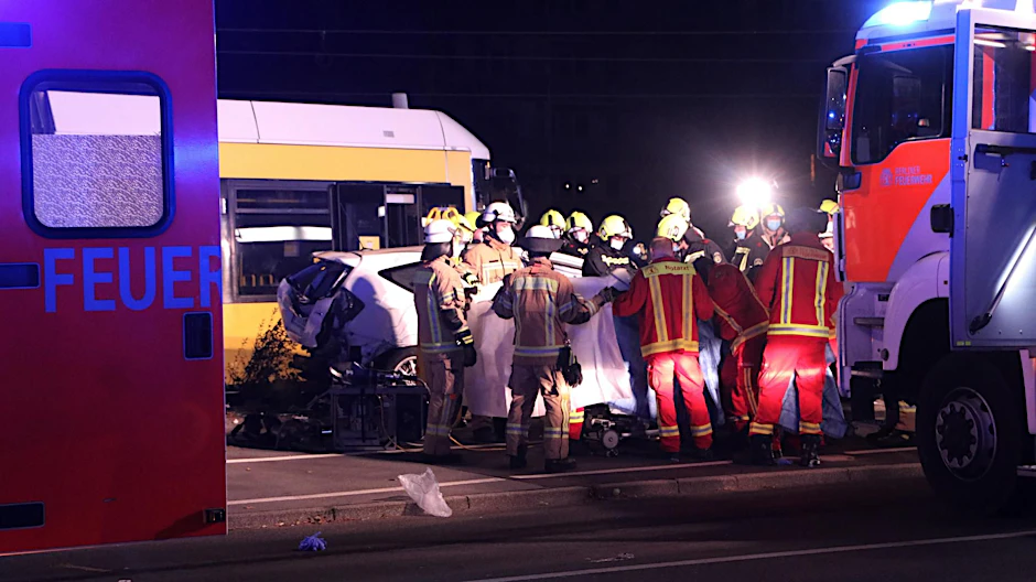 Die Straßenbahn und der Toyota wurden bei dem Crash auf der Landsberger Allee schwer beschädigt. Polizei und Feuerwehr waren mit einem Großaufgebot im Einsatz.