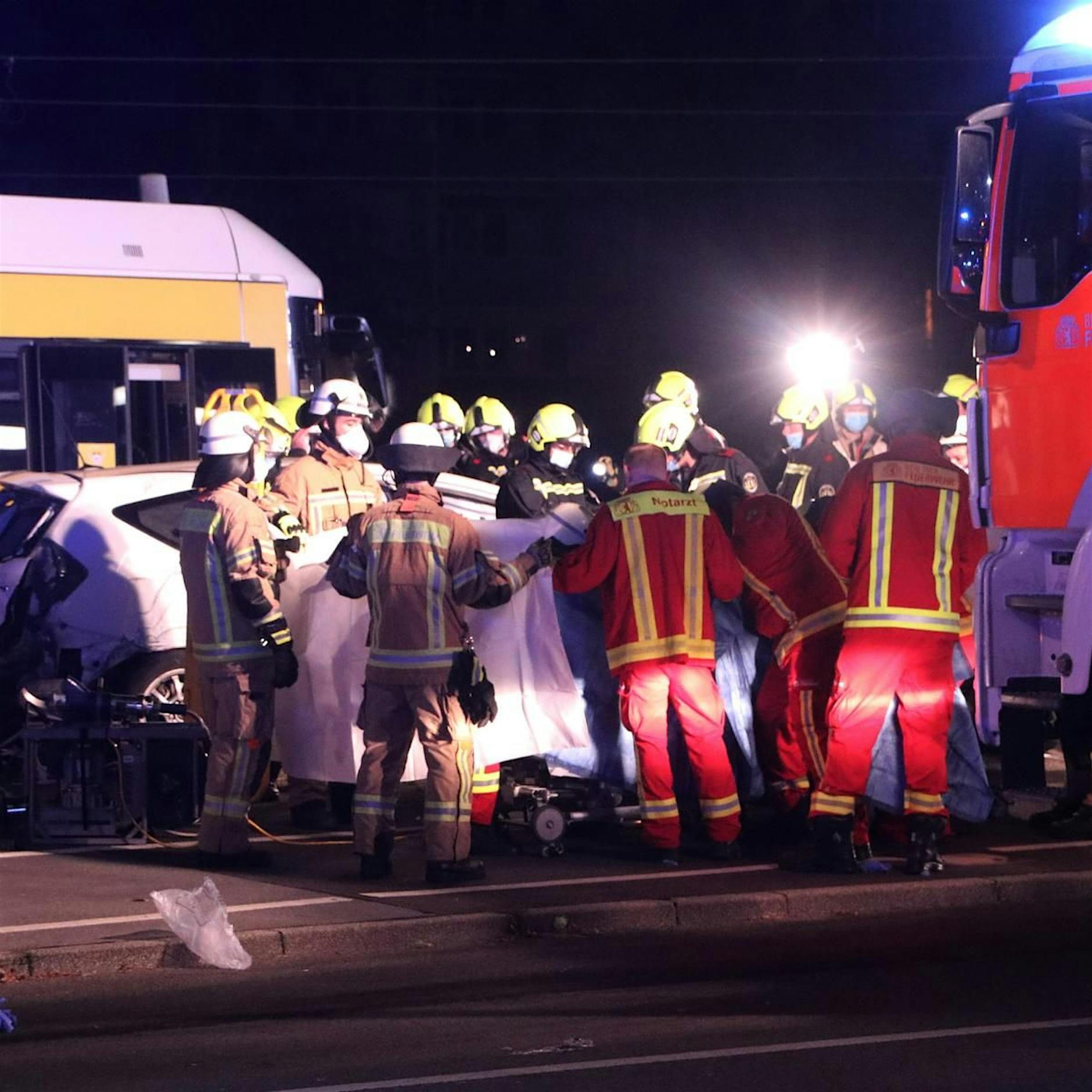 Lichtenberg: Unfall mit Straßenbahn und Auto, zwei Tote, drei Personen verletzt