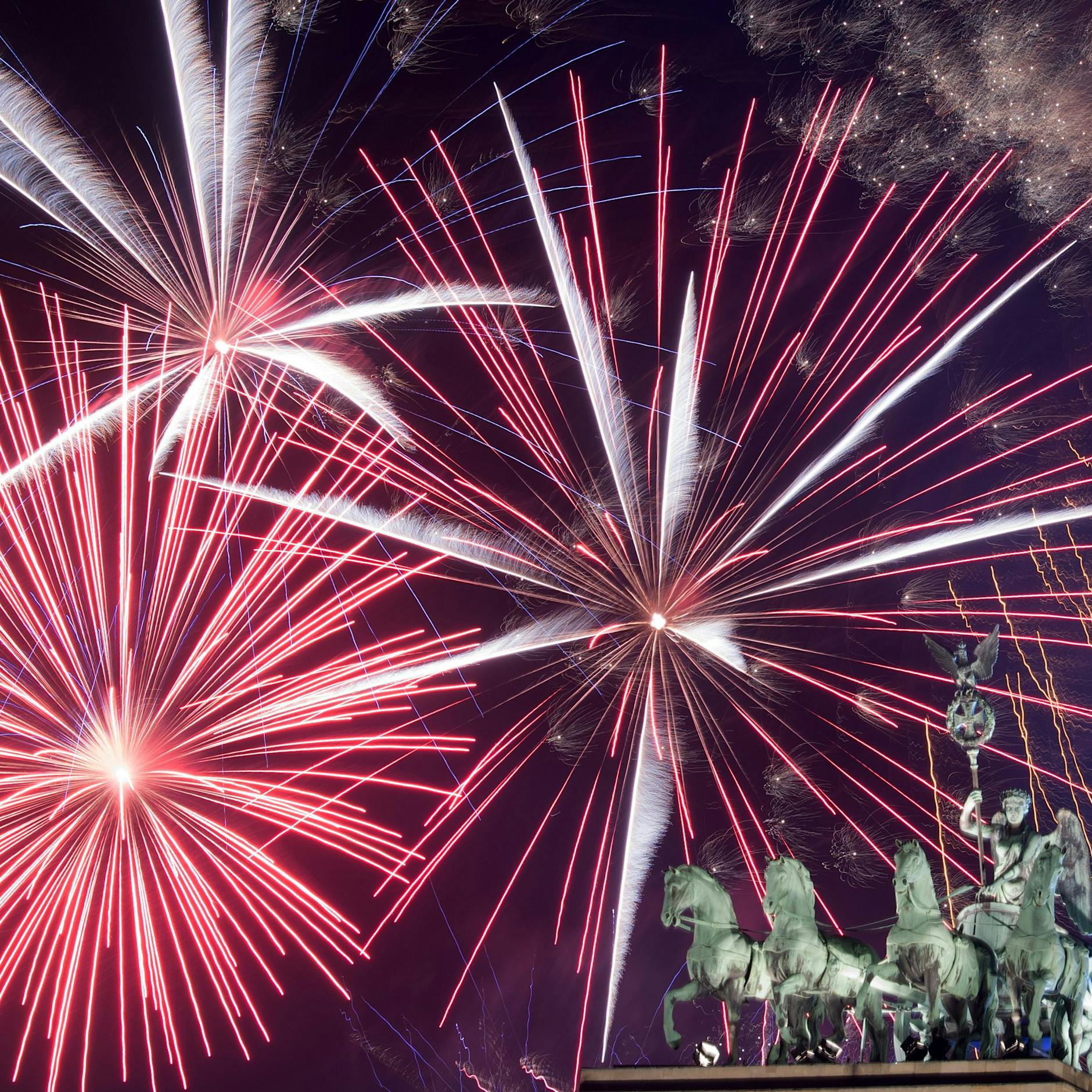 Funkelnde Raketen und Böllerei: Wird Silvester 2021 endlich wieder bunter?