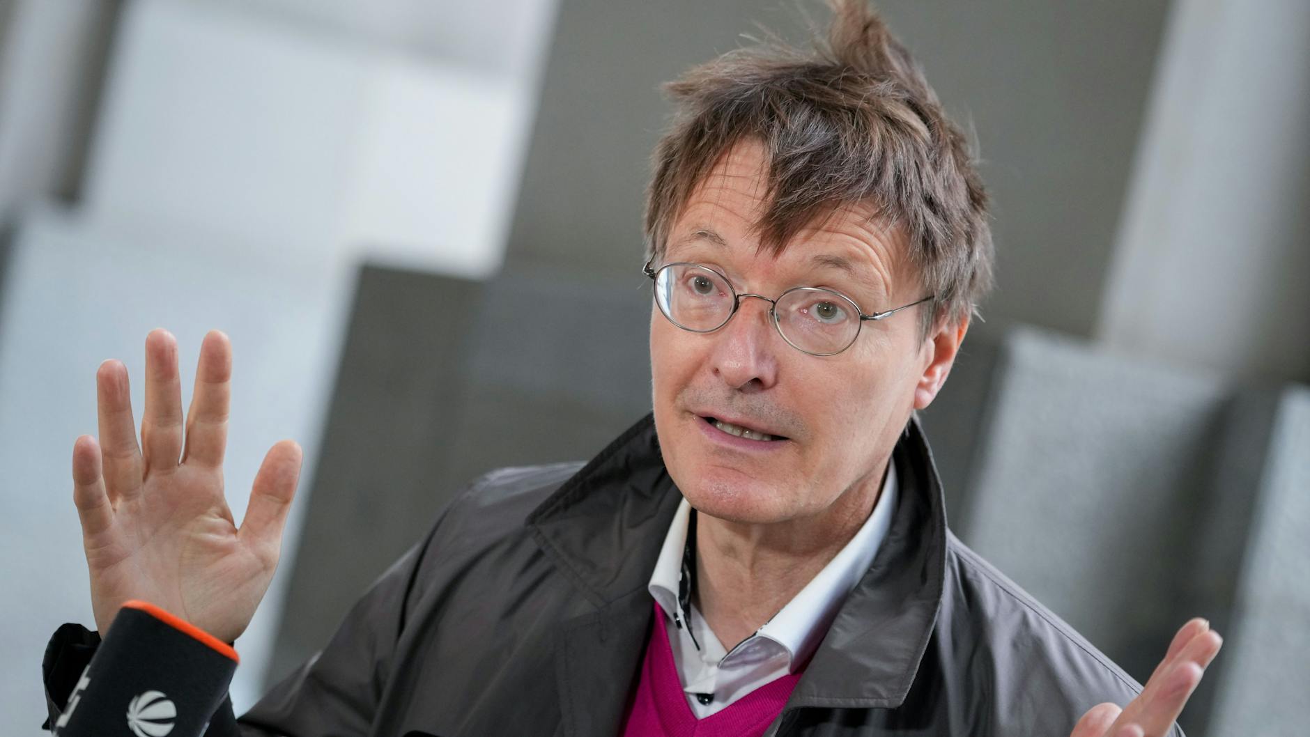 Politiker Karl Lauterbach (SPD) wünscht sich, dass Fußball-Profi Joshua Kimmich noch umdenkt und sich publikumswirksam impfen lässt.