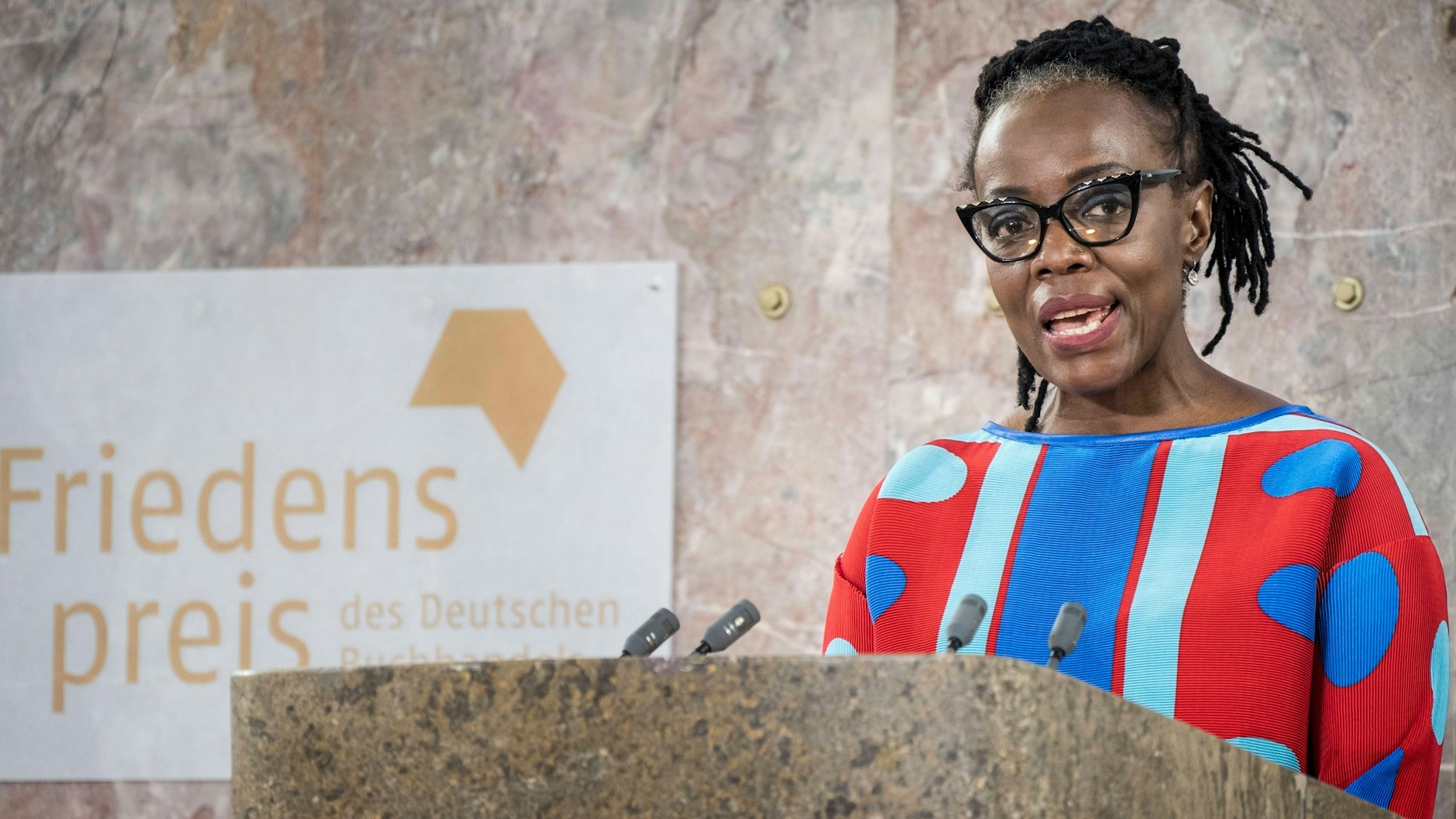 Zum Abschluss der Frankfurter Buchmesse erhielt die Autorin Tsitsi Dangarembga  in der Frankfurter Paulskirche den Friedenspreis des Deutschen Buchhandels.