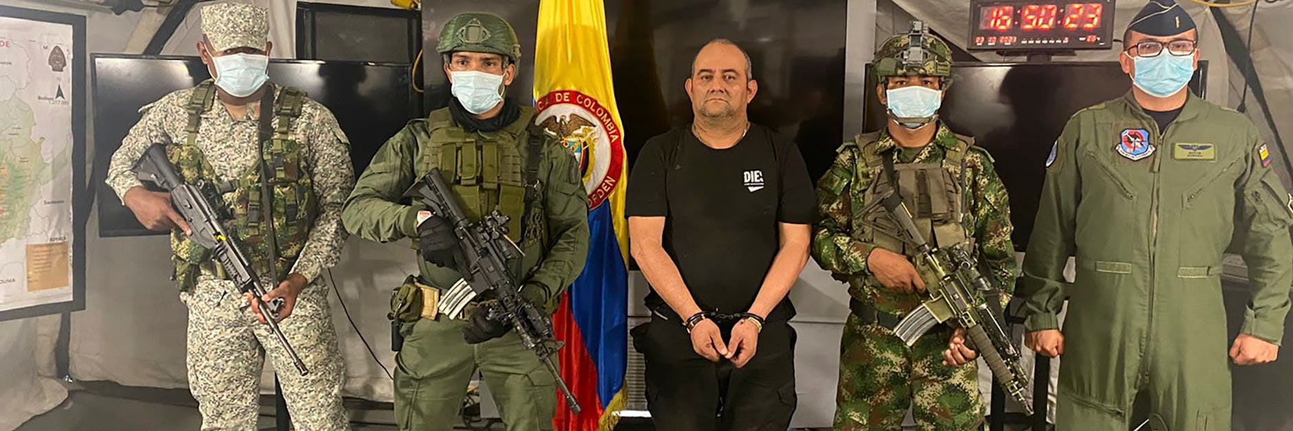 Gruppenbild mit Handschellen: Dairo Antonio Úsuga mit Angehörigen der Einheiten, die ihm fassten.