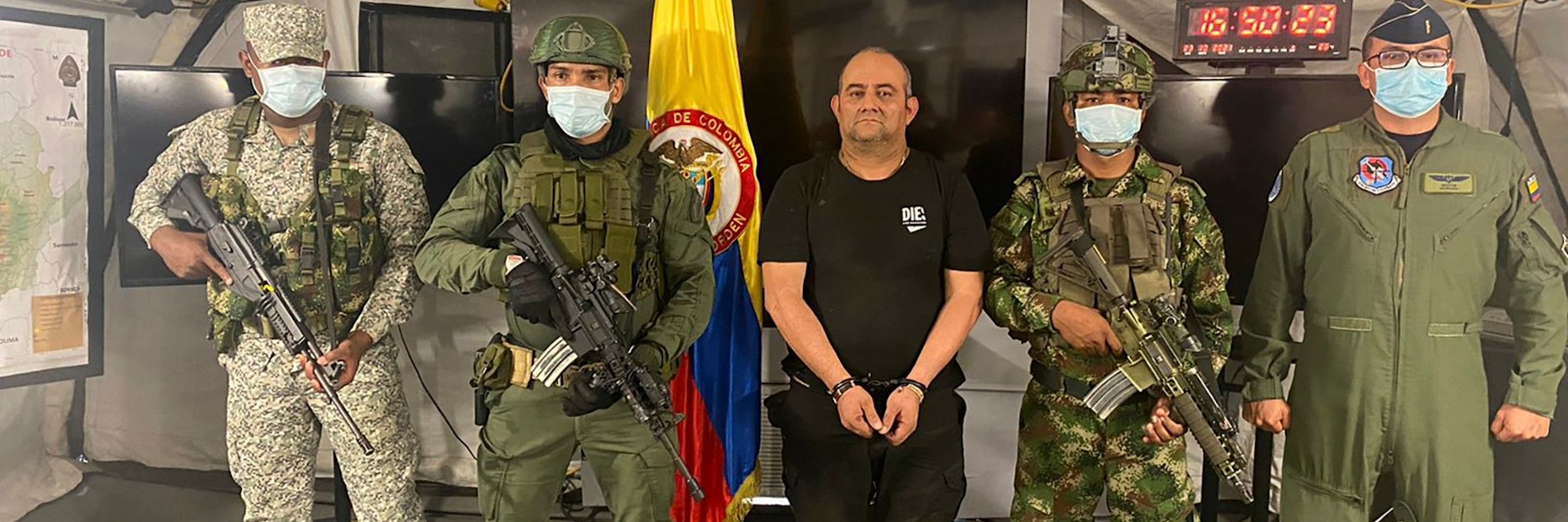 Gruppenbild mit Handschellen: Dairo Antonio Úsuga mit Angehörigen der Einheiten, die ihm fassten.