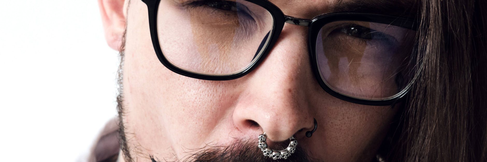 Über Geschmack lässt sich streiten, aber grundsätzlich können Arbeitgeber Tattoos oder Piercings nicht untersagen.