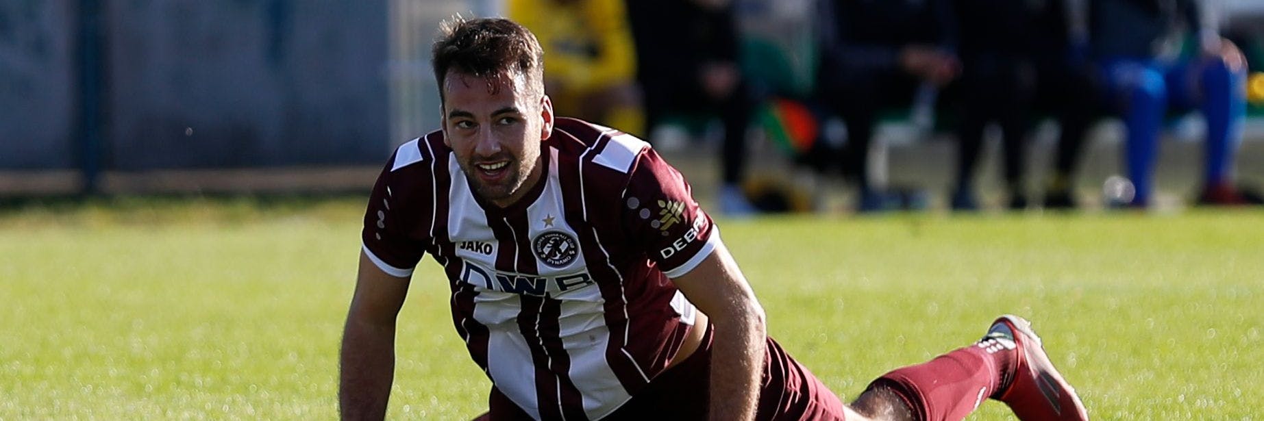 Gelandet. Aber nicht auf dem Boden der Tatsachen. Sondern auf dem grünen Rasen des Sportforums nach seinem Treffer zum 2:0 – BFC-Mittelstürmer Christian Beck.