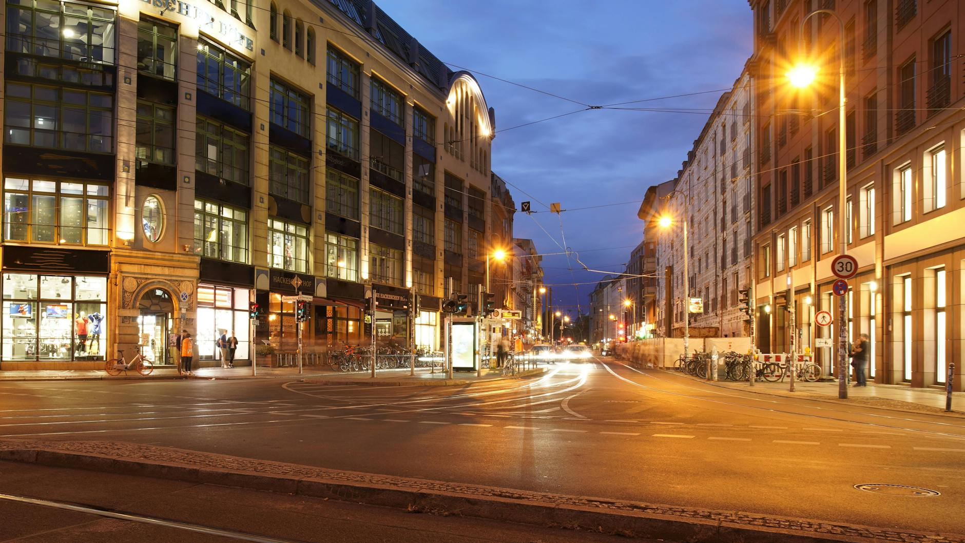 Nur spät in der Nacht ist es auf den Gehwegen so leer: Der Hackesche Markt in Mitte.