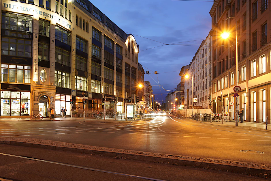 Nur spät in der Nacht ist es auf den Gehwegen so leer: Der Hackesche Markt in Mitte.