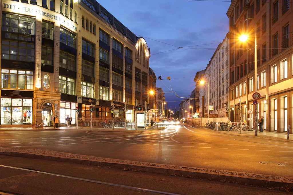 Vergesst die Friedrichstraße! Warum der Hackesche Markt autofrei werden muss