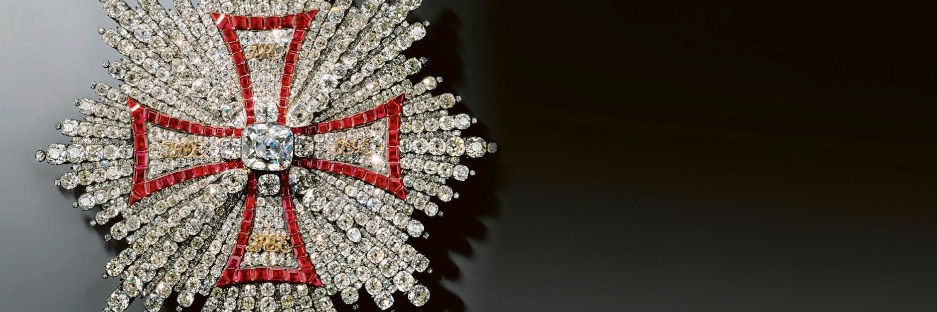 Der Bruststern des polnischen Weißen Adler-Ordens von 1749 bestand aus Brillanten, Rubinen, Gold und Silber geschaffen. 